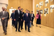 范明正总理参观爱沙尼亚阿的阿沃·帕特中心。(图片来源:VGP)