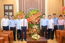越共中央总书记苏林送花篮祝贺《人民报》社。