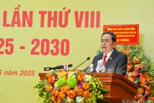 国会主席陈青敏在会议上发表讲话。
