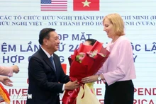 范成坚先生向美国驻胡志明市总领事苏珊·伯恩斯献花祝贺。（图片来源：越通社）