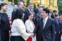 梁强主席会见欧盟及成员国驻越大使。
