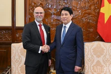 梁强主席和加拿大驻越南大使肖恩·佩里·斯泰尔。