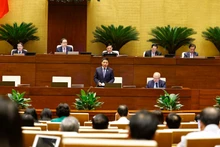 越南财政部部长阮文胜回答国会代表的质询。