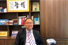 香港中文大学教授、香港立法会议员黄锦辉在接受记者采访。（图片来源：越通社）