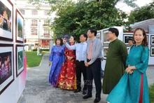 越南文化体育与旅游部副部长胡安峰参观摄影展。（图片来源：越通社）