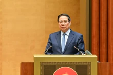 范明正总理在会议上发表专题报告。（维玲 摄）