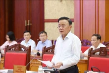 越共中央书记处常务书记陈锦绣主持越共十四大服务组织小组第四次会议。（图片来源：越通社）