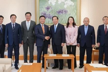越南政府副总理黎成龙会见日本众议院议长额贺福志郎。（图片来源：越通社）