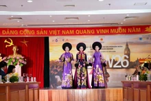 越南旅游小姐前三名展示优秀艺人兰香设计的奥黛。（组委会供图）