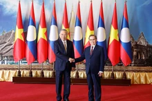 越共中央总书记苏林会见老挝国会主席赛宋蓬·丰威汉。（图片来源：越通社）