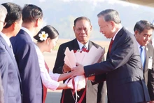 越共中央总书记苏林抵达首都万象，开始对老挝进行国事访问。（图片来源：越通社）