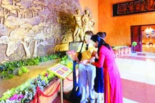 游客通过扫描二维码、NFC了解光忠博物馆。（明福 摄）