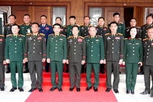 双方代表合影。（图片来源：越通社）