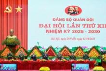 越共中央总书记、中央军委书记苏林和大会主席团。