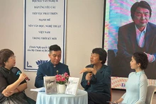 刘震云作家（右二）与胡志明市的作家、诗人与进行交流。（秋香 摄）