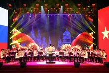 此次交流晚会共分三部分，以越南公安部机动警察司令部军乐团的欢迎表演拉开序幕。