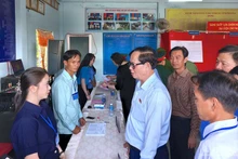 国会副主席陈光方检查金瓯省最南端地区选举准备工作。