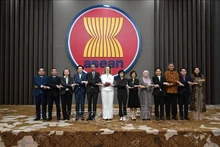 各国代表团团长合影。（图片来源：越通社）