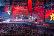 由《人民报》社与河内市人民委员会联合主办的《祖国在我心中》政论文艺演出吸引了超过5万名观众，将美亭国家体育场染成红色。