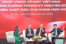 《人民报》在河内市东英县国家会展中心举办了主题为“数字纪元中的越南国家强盛梦想与科技飞跃发展”的座谈会。（忠兴 摄）