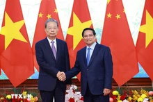 越南政府总理范明正会见中国全国人大常委会委员长赵乐际。(图片来源:越通社)