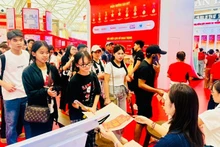 “《人民报》——越南共产党、国家及人民的声音”专题展吸引大量观众驻足观看。