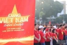 约有6000名武装力量的干部、战士以及青年团员、学生、大学生、各阶层人民共同参加“与越南一同前进——十亿步迈进新纪元” 的全国徒步活动。