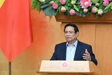 越南政府总理范明正在会上发表讲话。（陈海 摄）