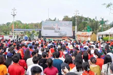 义安省民众通过在胡志明广场设置的大型LED屏幕，密切关注庆典盛况。