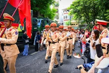 交通警察战士完成任务后，与市民依依告别的瞬间。