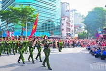 公安方阵在黎笋街上庄严行进。