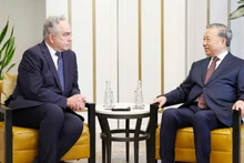 越共中央总书记苏林与美国前副国务卿库尔特·坎贝尔。（图片来源：越通社）