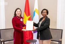越南常驻联合国教科文组织代表阮氏云英大使向法语国家国际组织秘书长路易丝·穆希基瓦博递交委任书。