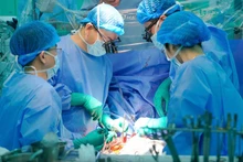 胡志明市医药大学附属医院医生进行器官移植手术。（图片来源：越通社）