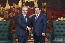 范明正总理会见葡萄牙国务部长兼外交部长保罗·兰热尔。（陈海 摄）