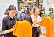 读者正在体验电子书和有声书。