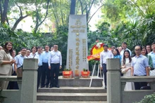越南记协代表团在广州市黄花岗烈士陵园向范鸿泰烈士敬献花圈并上香，缅怀他对党和民族革命事业的英勇牺牲，表达深深的敬意和感激之情。