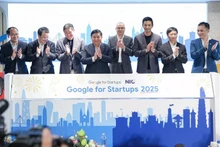 越南政府副总理阮志勇与各位代表合影。(图片来源:越通社)