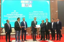 柬埔寨国会在首都金边隆重举行由越南援建的新行政大楼交接仪式。（图片来源：越通社）