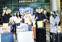 搭乘阿联酋航空航班的首批国际游客抵达越南岘港。