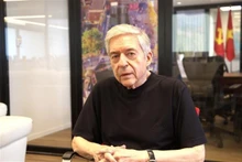 以色列前司法部长约西·贝林接受越通社记者的采访。（图片来源：越通社）