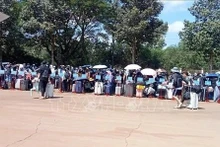 西宁省职能部门接收由柬埔寨执法部门移交的353名越南公民。（图片来源：越通社）