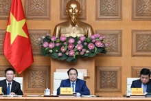 范明正总理主持与日本企业代表的座谈会。（陈海 摄）