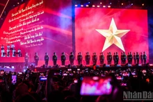 主题为《祖国在我心中》的政论艺术晚会为观众和参演艺术家带来了丰富的情感体验。（成达 摄）