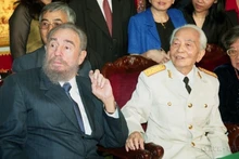 古巴共产党中央委员会第一书记、古巴国务委员会主席兼部长会议主席菲德尔·卡斯特罗在对越南进行正式友好访问期间会见武元甲大将（2003年2月22日摄）。（图片来源：越通社）