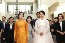 越共中央总书记苏林夫人吴芳璃和韩国总统夫人金惠景一同参观韩国国立中央博物馆。(图片来源:越通社)