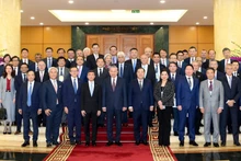 苏林总书记和多家大型国际集团和企业领导人合影。