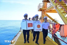 选举组将投票箱运送到DK1/9高脚屋。（图片来源：越通社）