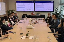 越南驻法国大使郑德海及大使馆工作代表团到访位于巴黎拉德芳斯区的FPT集团办公室。（图片来源：越通社）