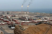 伊朗阿萨鲁耶的一座天然气开采厂。（图片来源：Al Mayadeen English）